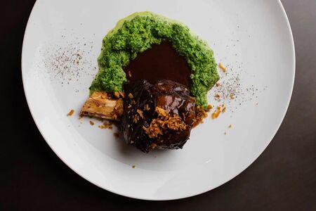 Томлёное мраморное ребро в соусе порто