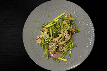 Стрелки чеснока со свининой