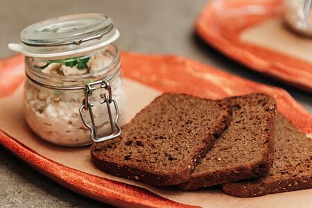 Печень трески по-мурмански с тостами из бородинского хлеба