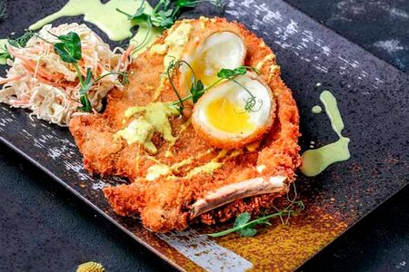 Котлета Миланезе из свинины с салатом