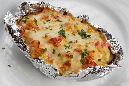 Печеная картошка с креветками