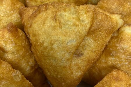 Пирожок с луком и яйцом