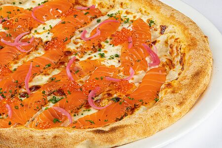 Пицца с лососем и красной икрой