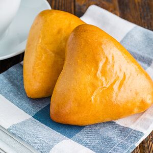 Пирожок с луком и яйцом