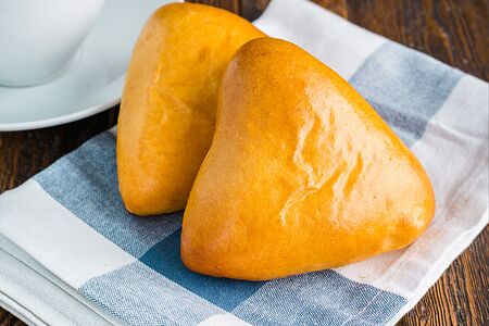 Пирожок с луком и яйцом