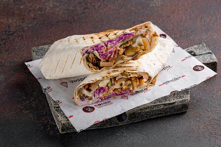 Шаурма с курицей в лаваше