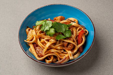 Удон с курицей и ананасами