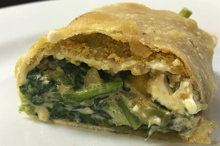 Греческий со шпинатом и сыром фета