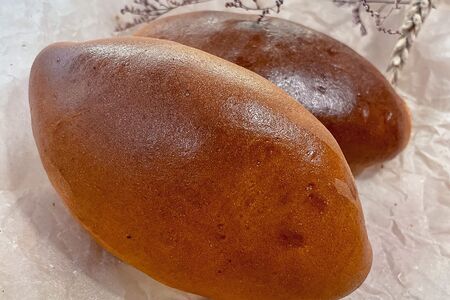 Сдобный пирожок с капустой