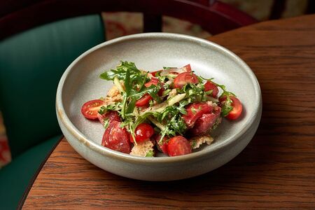 Салат с томатами, красным луком и подсушенным хлебом