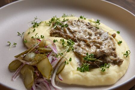 Бефстроганов с картофельным пюре