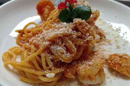 Спагетти с креветками в томатном соусе