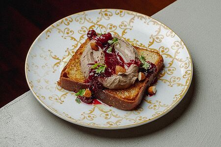 Паштет из куриной печени на бриоши с вишей и ламбиком