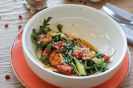 Рукола с креветками