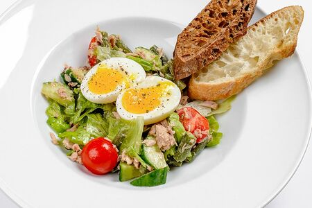 Салат с тунцом