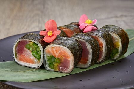 Ролл №19 с мурманским лососем, тунцом yellowfin и морским окунем