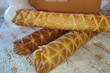 Вафельная трубочка со сгущенным молоком