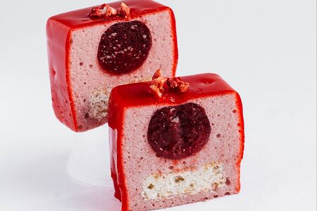 Клубничное муссовое пирожное без глютена и сахара