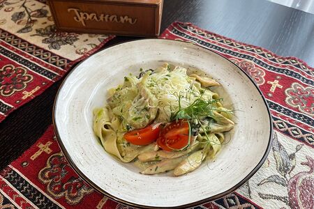 Феттуччине с курицей и соусом песто