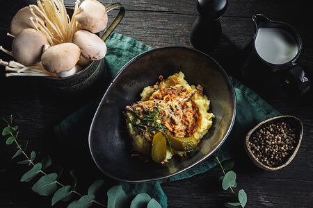 Бефстроганов из филе бычка с картофельным пюре в сливочном соусе