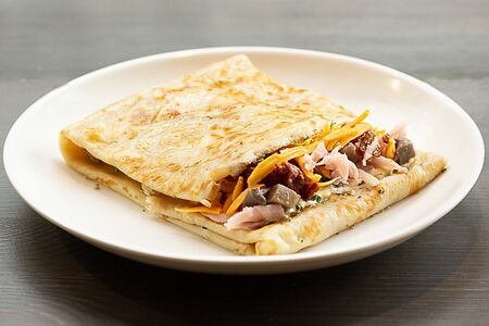 Блин с ветчиной, грибами и вялеными томатами