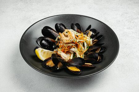 Теплый салат с морепродуктами