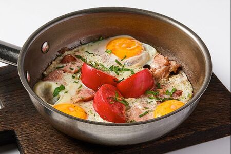 Омлет или яичница с тамбовским окороком и томатами