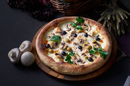 Пицца с курицей и грибами