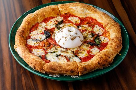 Пицца с бурратой