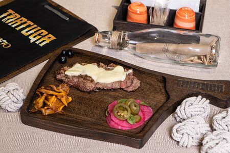 Стейк из говяжьей вырезки под сыром