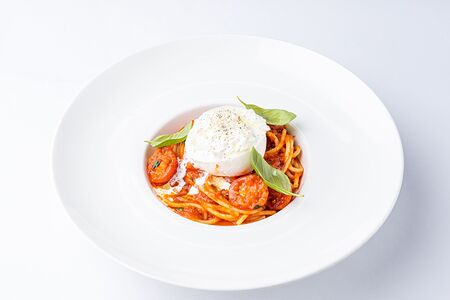 Спагетти с бурратой и томатами