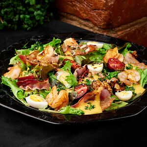 Салат с креветками и беконом