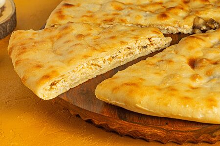 Пирог с курицей, грибами и сыром