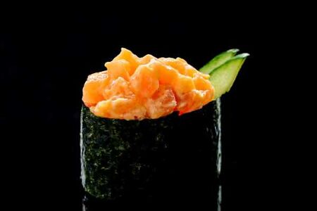 Гункан с лососем острый