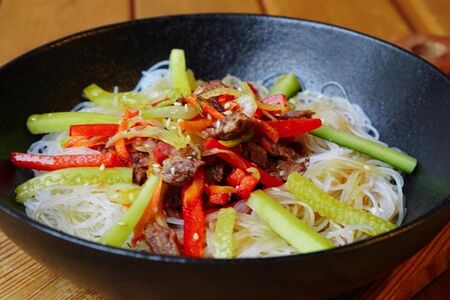 Салат с говядиной и фунчозой