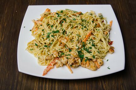 Яичная лапша с курицей в сливочном соусе