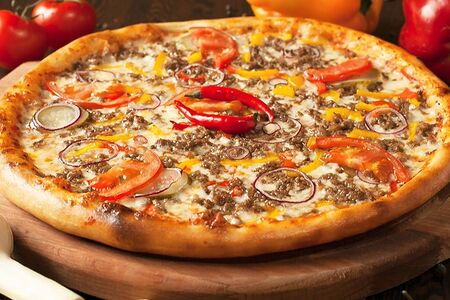 Пицца с говядиной и помидорами