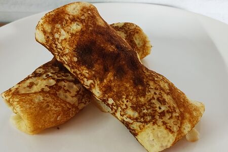 Блины с яблоком и красной смородиной