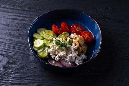 Салат с греческим сыром и авокадо