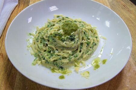Паста со шпинатом и фирменным соусом Песто