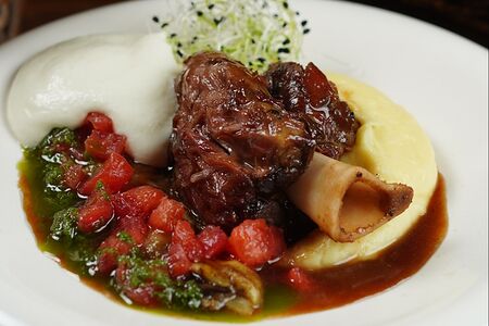 Томленая шея ягненка с картофельным кремом и томатами