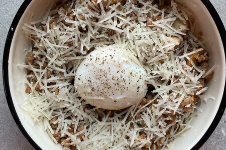 Гречка сытная с грибами, яйцом пашот и луковым маслом