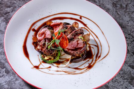 Утиная грудка с овощами и бальзамическим соусом