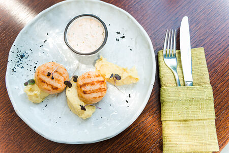 Крабовые котлеты с мускатным пюре и соусом тар-тар