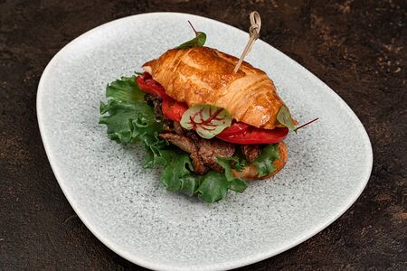 Круассан с вырезкой