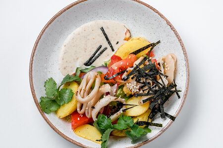 Салат с кальмаром и ореховым соусом