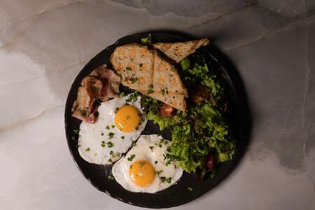 Глазунья с беконом