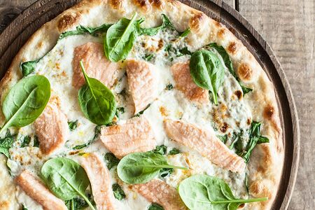 Пицца с лососем и шпинатом