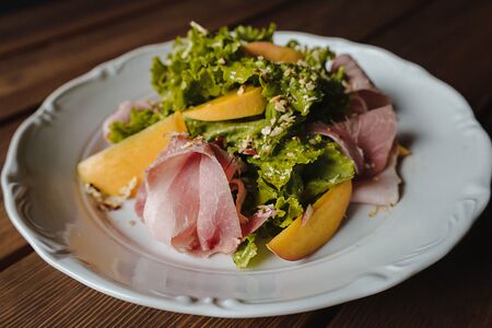 С окороком, страчателлой и фруктами