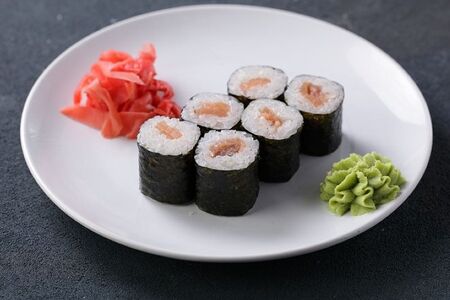 Ролл с лососем